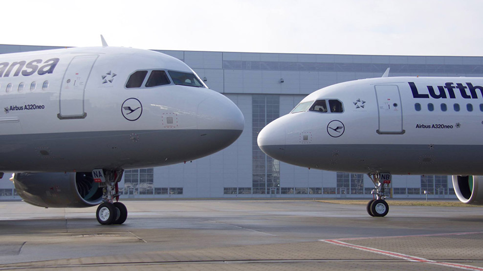A két neo a bemutatón: akkor a második még nem állt szolgálatba (fotó: Lufthansa)
