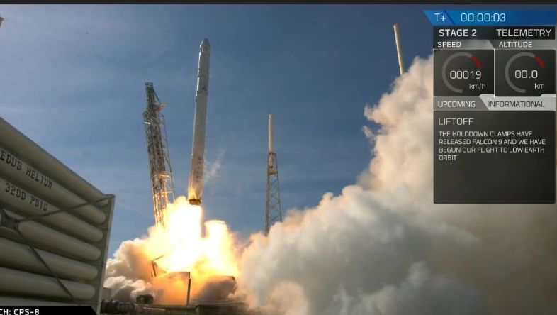 A start: a Falcon-9 a Dragonnal elemelkedik a padról