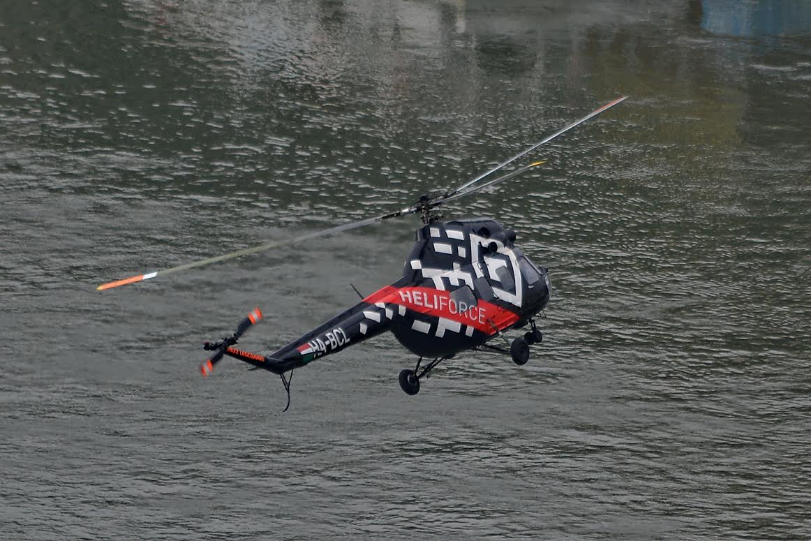 Imreh Lujo megint hihetetlen pózokba repülte helikopterét