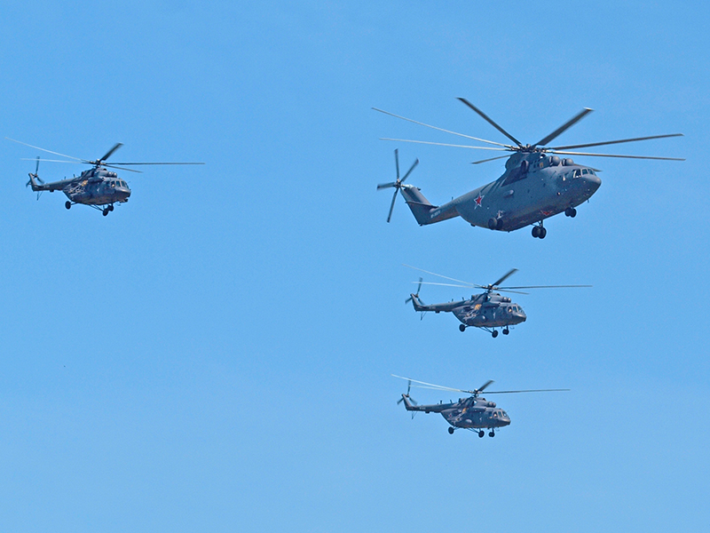 Forgószárnyas felvonulás: a hatalmas Mi-26-os kísérői a nálunk is ismert és néhány példányban most is használt Mi-8-asok