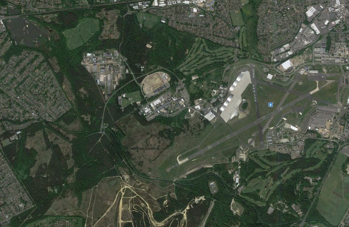 Farnborough a Google műholdképén: a bemutató légtér súlypontja a be nem épített övezet lesz a pályától nyugatra