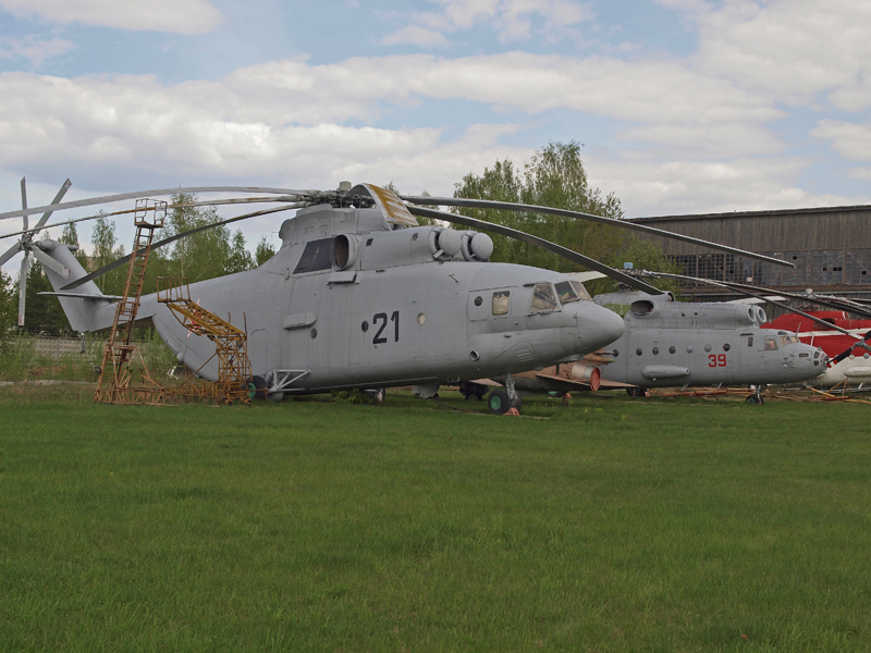 A világ legnagyobb ma is használt helikoptere, a Mi-26, mögötte az eredeti verzió, a Mi-6-os