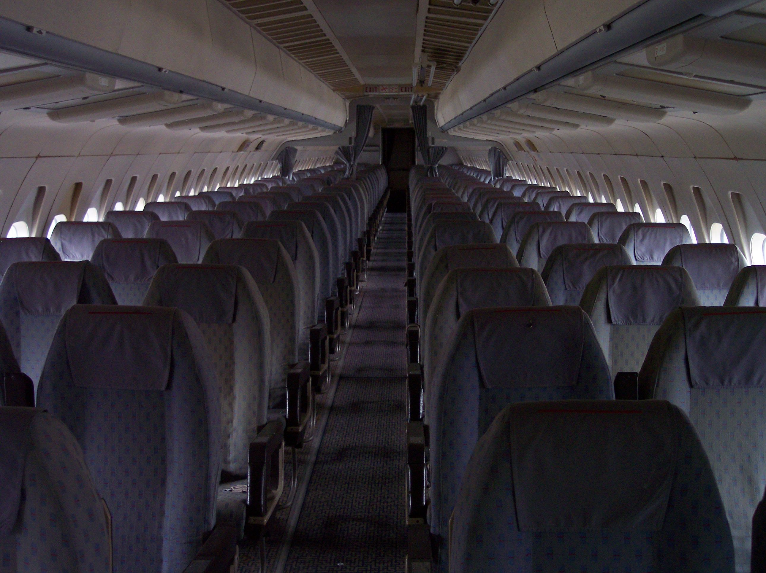 Valamivel nagyobb volt a törzsátmérője, mint a 737-esnek, akkoriban volt újdonság a zárható felső poggyászrekesz (fotók: wikimedia)