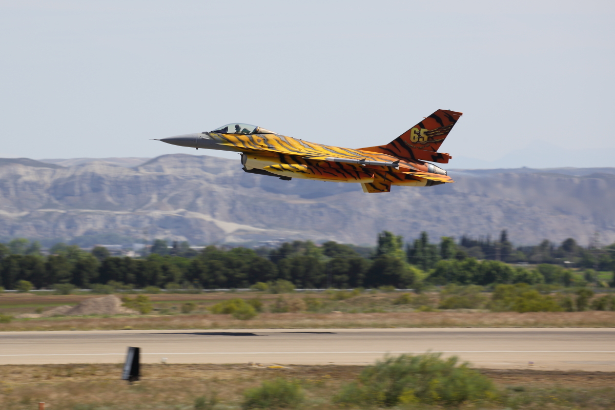 F-16-os teljes tigrisdíszben