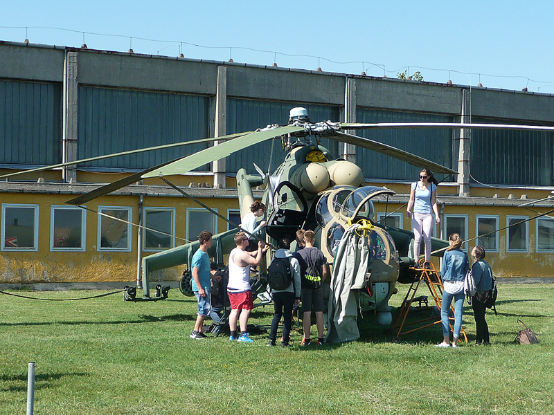 Gyerekostrom alatt egy Mi-24-es harci helikopter