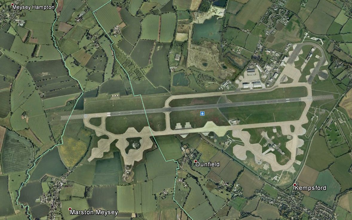Fairford a Google Earth műholdképén: sokkal tágasabb légtér, zavartalan produkciókkal
