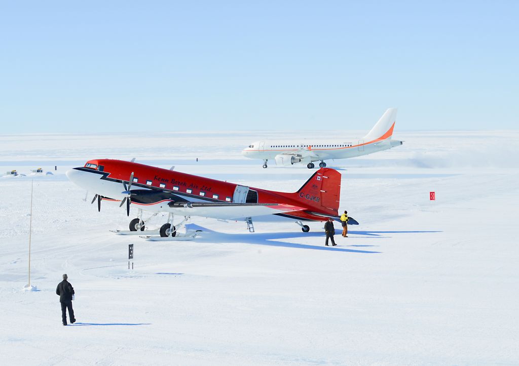 Antarktiszi nyár: háttérben a rendszeres A320-as járat, előtérben a Kenn Borek egyik turbó DC-3-asa az egyik bázison