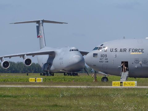A két nagy jószág közös fotón: előtérben a C-17-es<br>(fotó: Kővári László)
