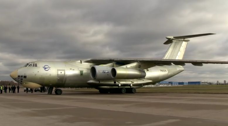 ...és egy Il-76-os szárnya alatt, Ramenszkojén