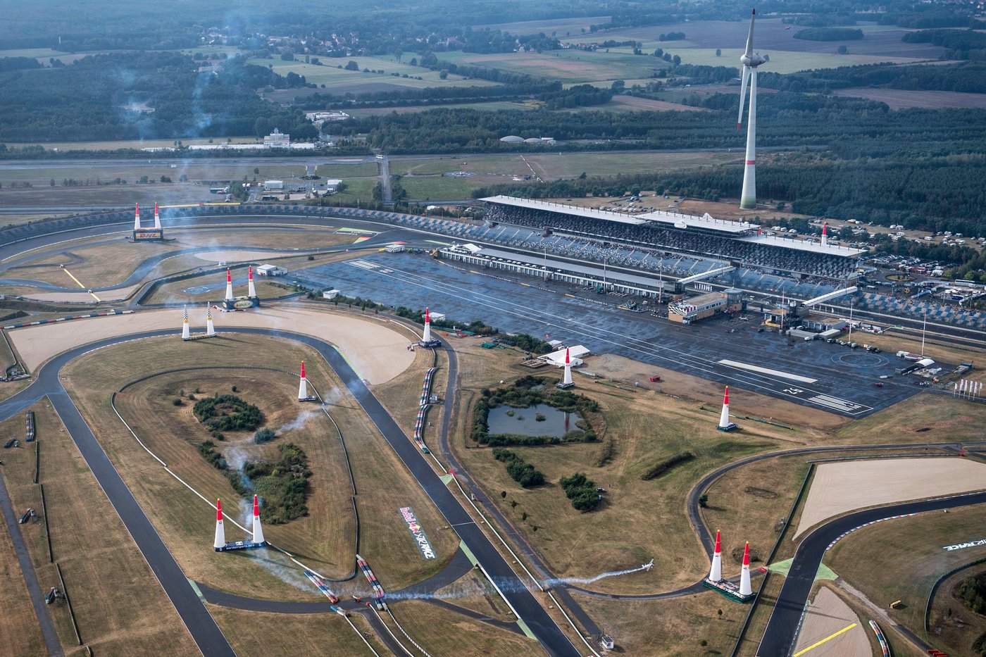 Autók versenypályája fölött repülőgépek cikáztak (fotók: Red Bull Air Race)