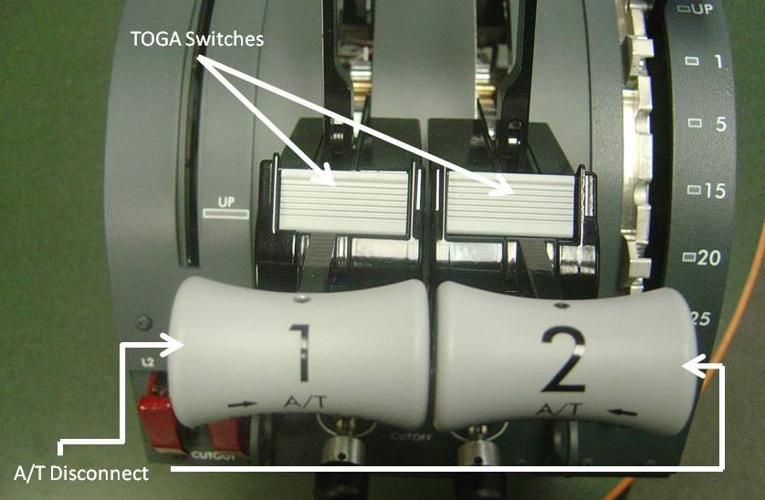 A tolóerő-automata és az átstartolás kapcsolói a 777-es gázkarjainál