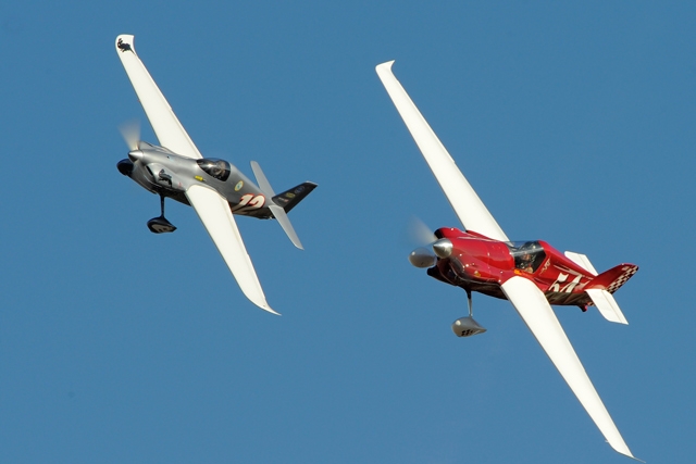 F1-verseny a levegőben: apró gépek hatalmas sebességgel alacsonyan üldözik egymást