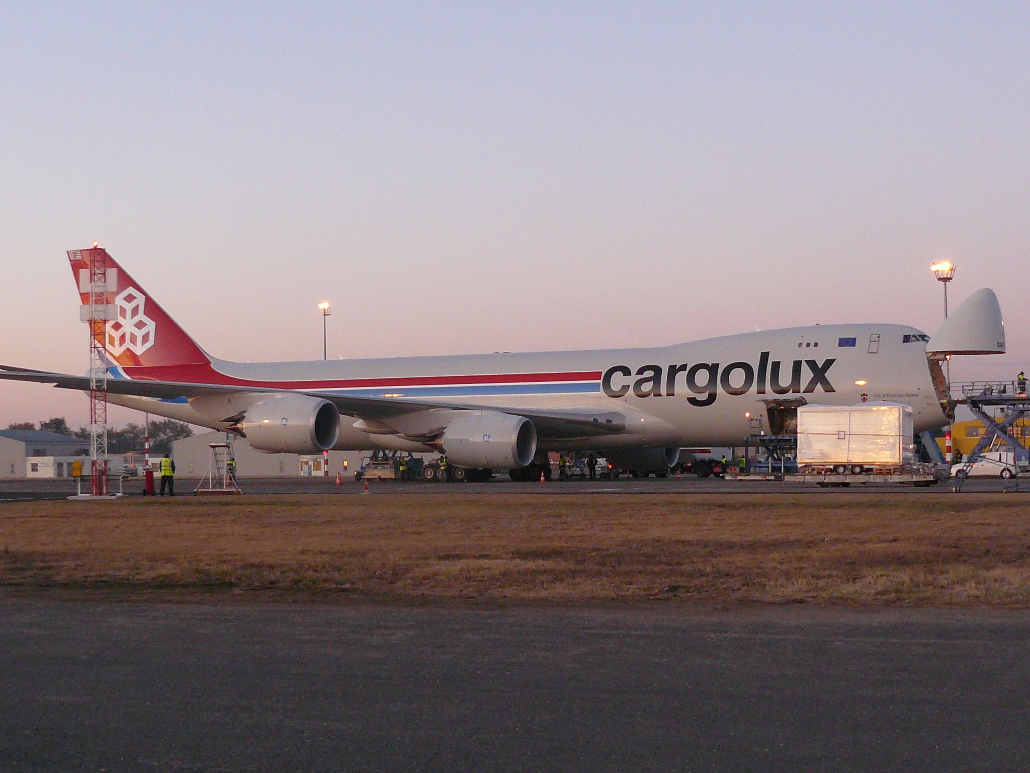 Rakodik a Cargolux 747-ese...
