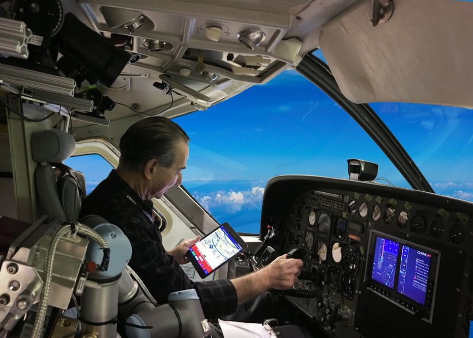 A pilóta vezet, a robotkolléga készenlétben