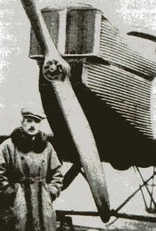 Leszállás után: Alexay András, Zimmermann pilótatársa és navigátora