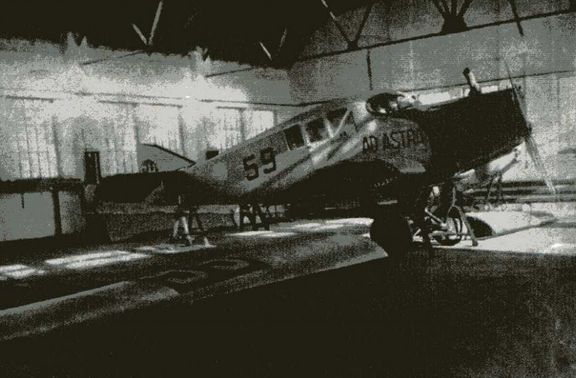 A Junkers, leszerelt szárnyakkal, a mátyásföldi hangárban