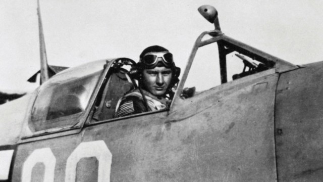 A háborúban Spitfire-en repült, lelőtték, aztán elkötött egy FW-190-est