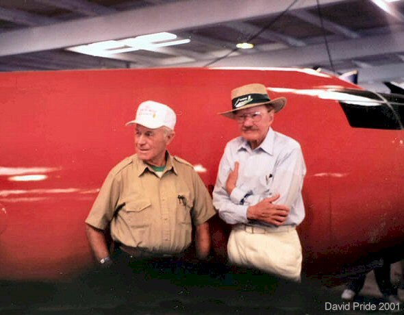 Yeager és Hoover 1997-ben, egy X-1 mockup előtt (fotó: David Pride)