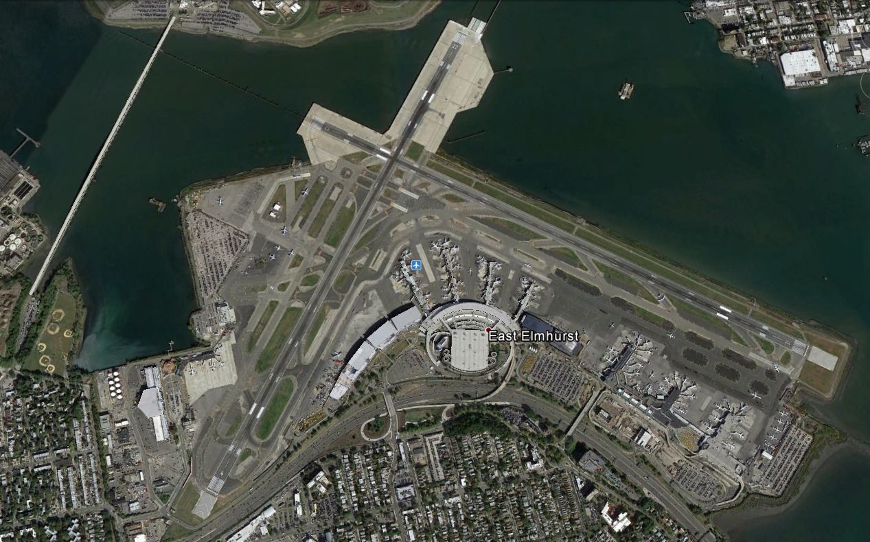 La Guardia a Google Earth felvételén: három küszöb az öbölhöz vezet, a negyedik a gyorsforgalmi út felé