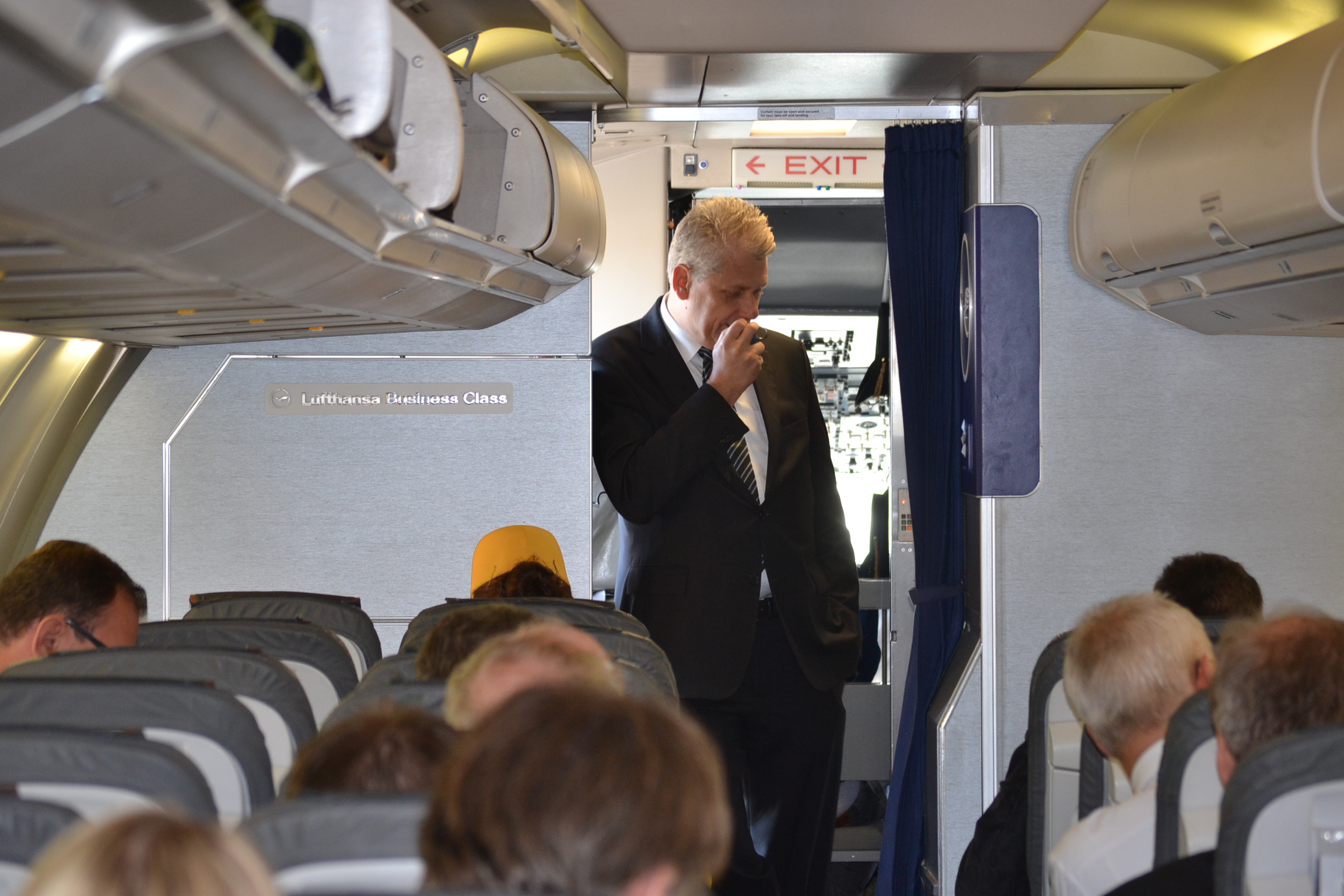 Rögtönzött sajtótájékoztató a levegőben, tartja Harry Hohmeister, a Lufthansa igazgatótanácsának tagja