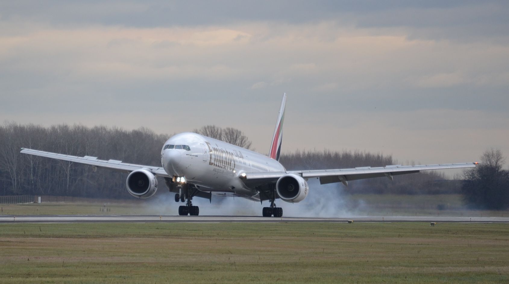 Amikor az Emirates Budapest felé is típust váltott: 777-es landolása a 31-es jobb pályán
