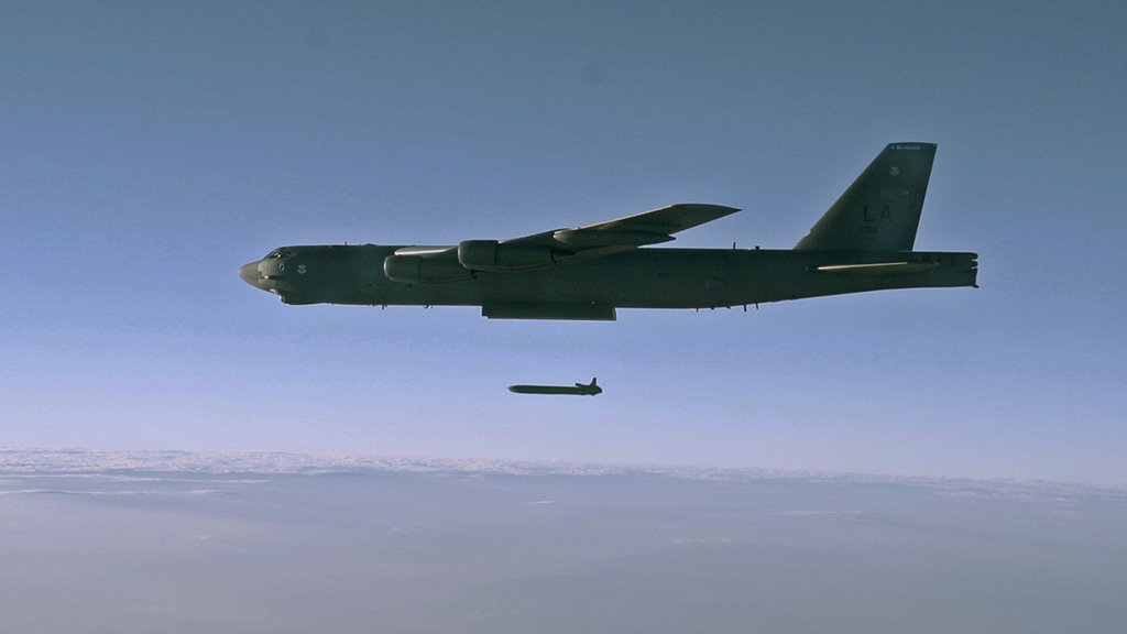 Modern stand-off fegyver indítása B-52-esről: biztonságos távolságban