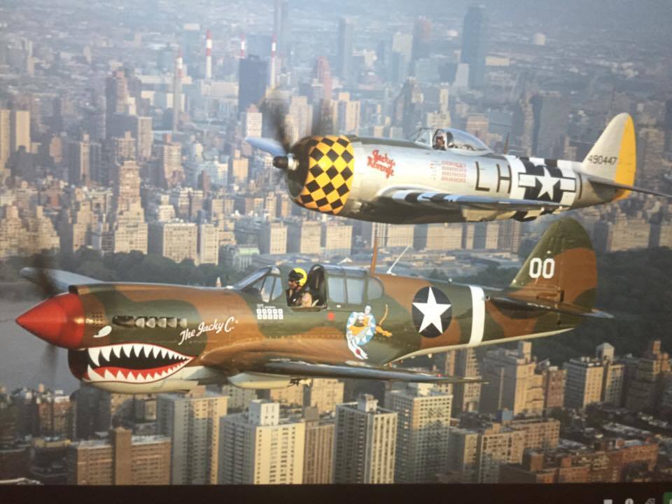 Egy gyönyörű fotó New York felett: sajnos a távolabbi gép, a P-47-es ugyanezen a fotórepülésen balesetet szenvedett