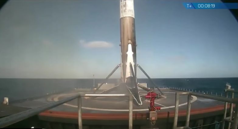A visszatért rakétafokozat leállított hajtóművel, stabilan áll a fedélzeten