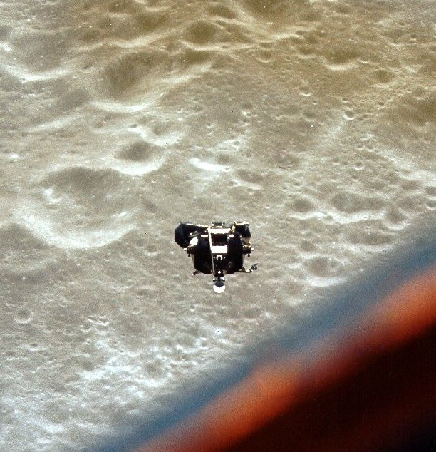 A le nem szállt holdkomp visszatérőben a parancsnoki kabinhoz: Apollo 10