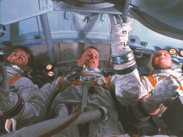 A három űrhajós az  parancsnoki kabin szimulátorában