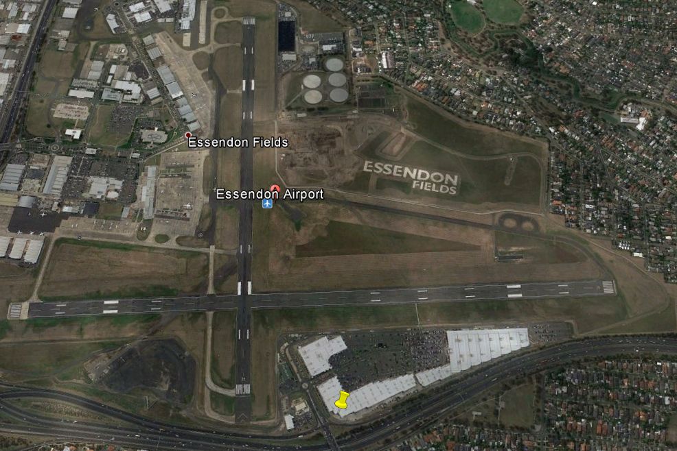 A baleset helyszíne: a repülőtér, és a pályákhoz közel épült outlet központ