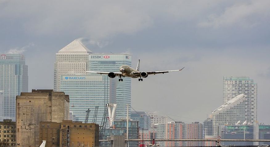 A Bombardier gépe ereszkedik a világ egyik legkülönlegesebb reptere felé