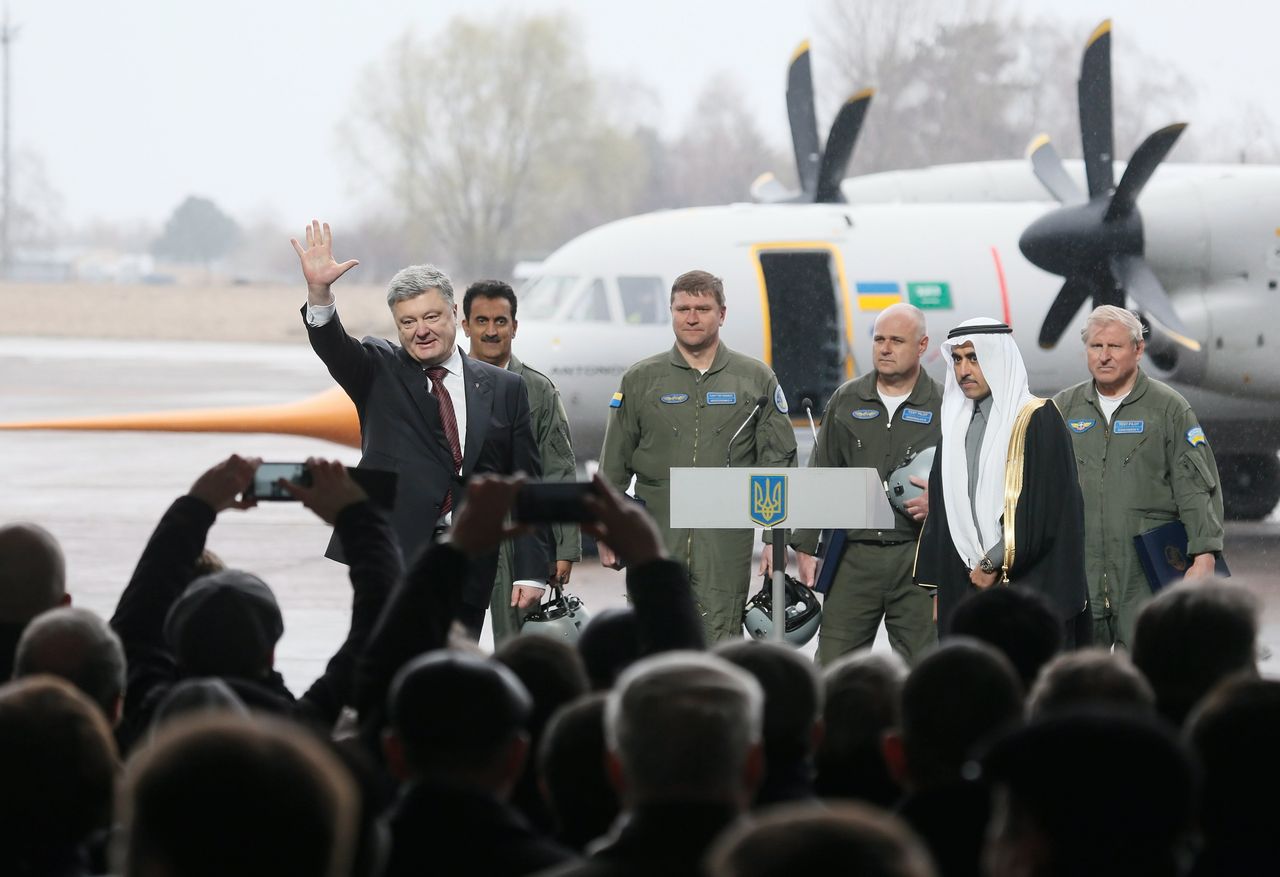 A pilóták és mérnökök, meg a két díszvendég: Porosenko elnök és Turki Saud Mohammed Al Saud herceg