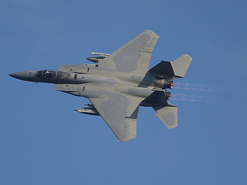 Amerikai F-15C fordul késben a bázis felett