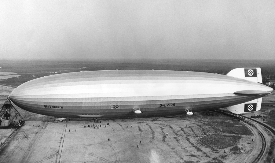 A Hindenburg, az LZ-129 méreteit ez a fotó jól érzékelteti