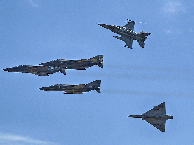 Együtt a modernebb kollégákkal: F-16 és Mirage 2000 kiválása