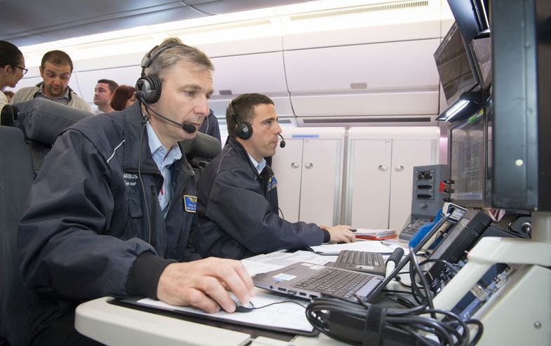 Azért voltak, akik keményen dolgoztak a fedélzeten: az Airbus teszt-részlegének mérnökei figyelték a gép működését