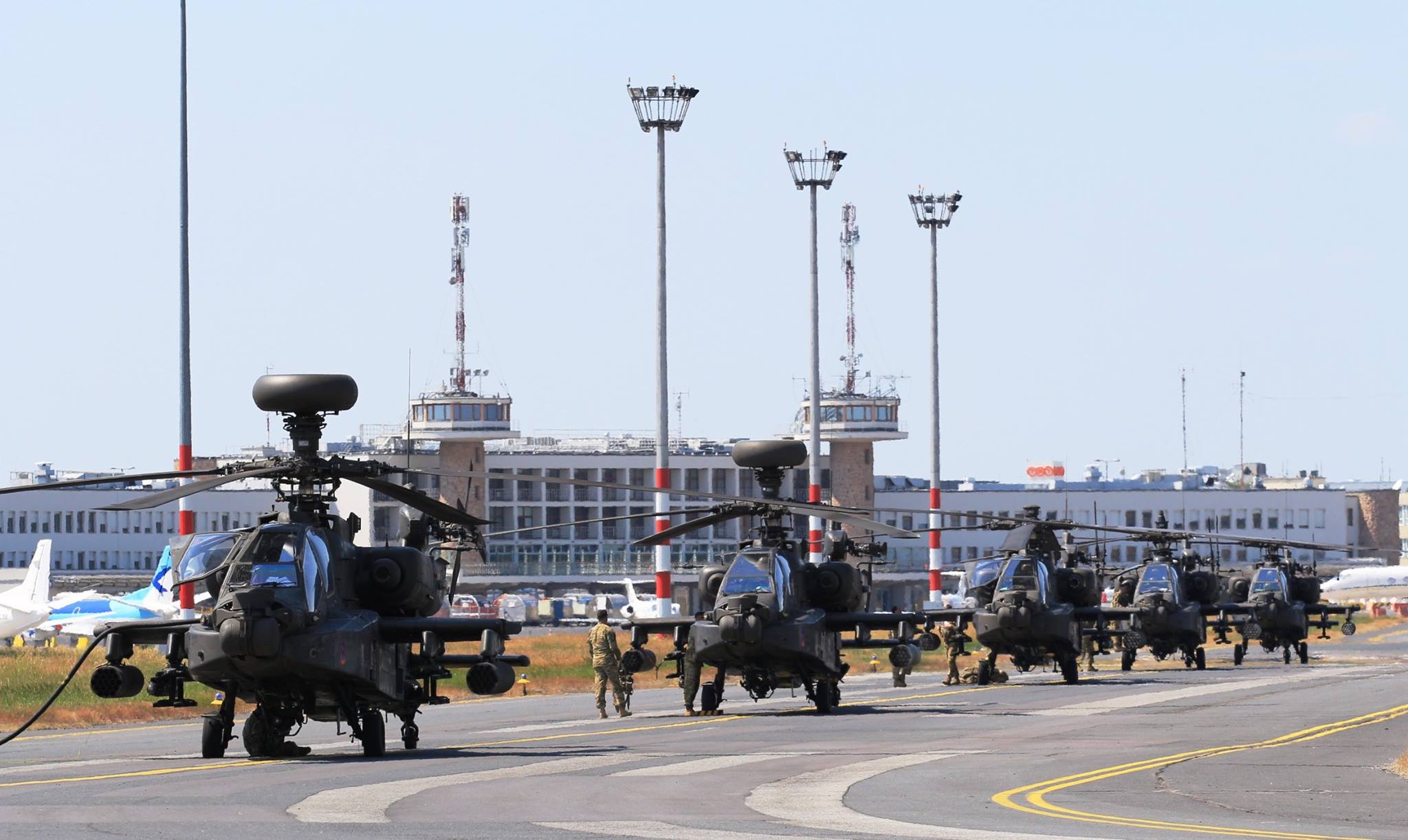 Apache-felvonulás a ferihegyi gurulóúton (fotó: Budapest Airport)