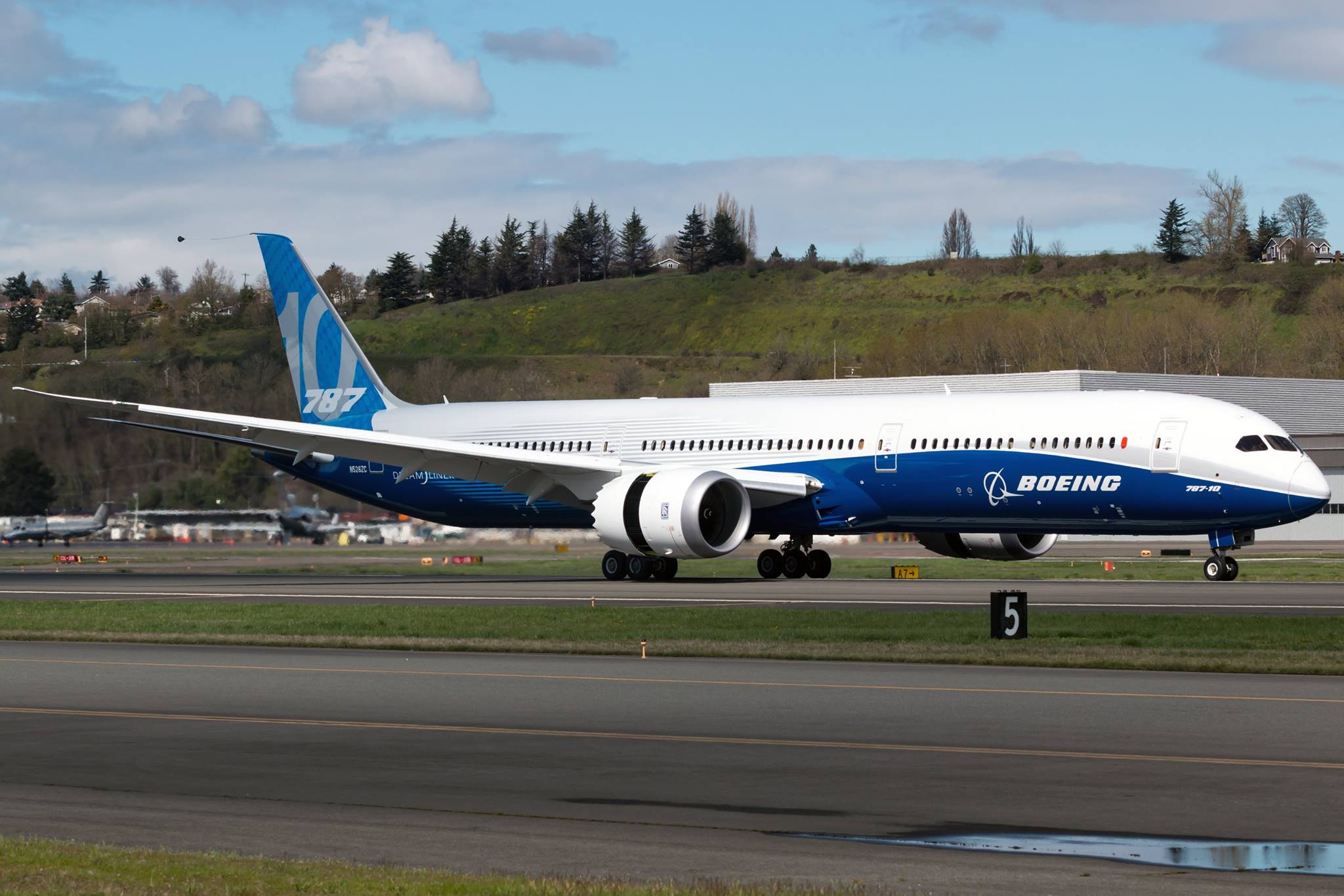Szélestörzsű gépeket nehezebb eladni, a Boeingnak az első nap elsősorban a 787-esből sikerült
