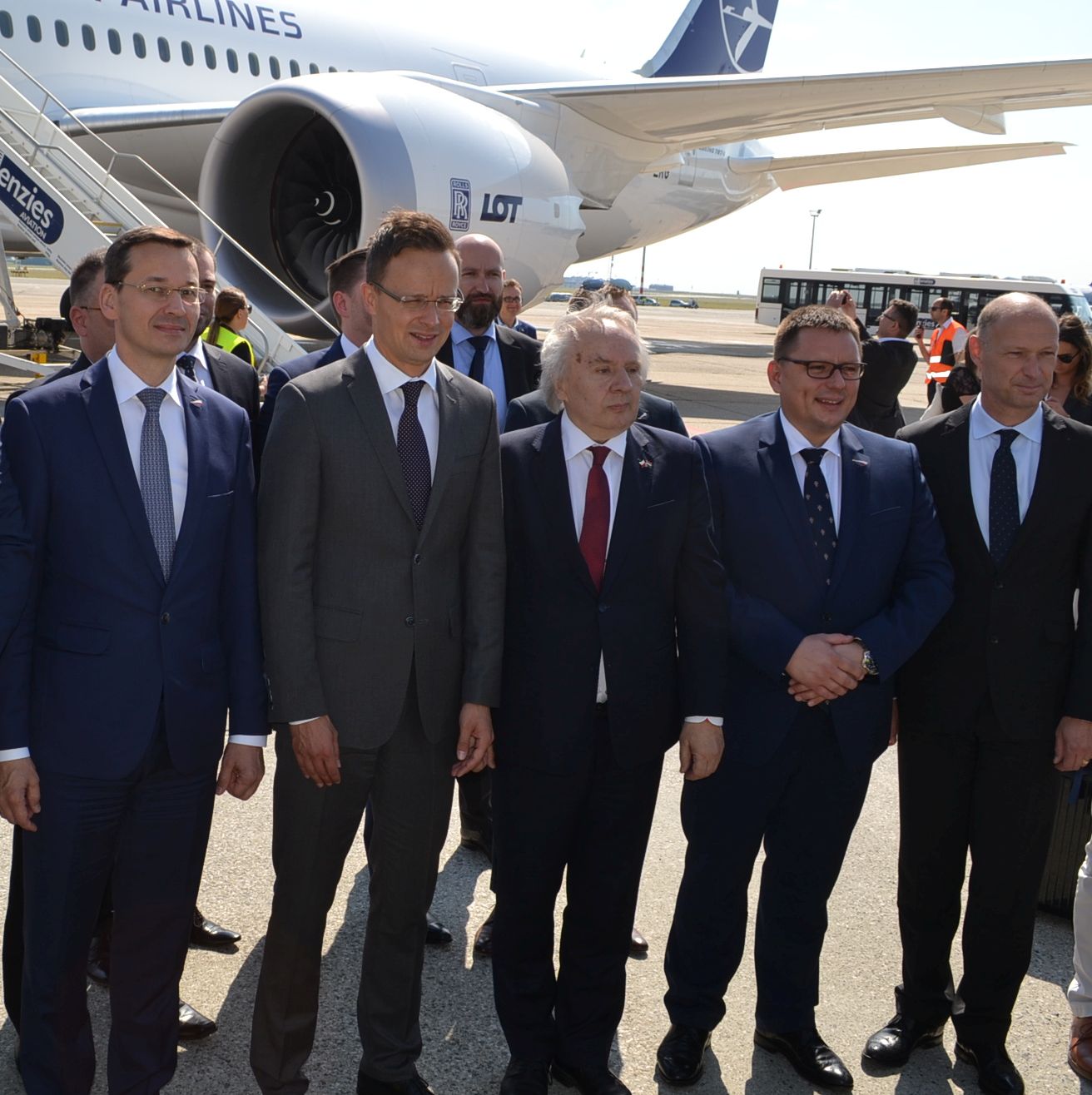 Fotó a gép előtt, balról a lengyel miniszterelnök-helyettes és a magyar külgazdasági és külügyminiszter, a lengyel fejlesztési miniszter, a LOT-főnök és a BA-főnök