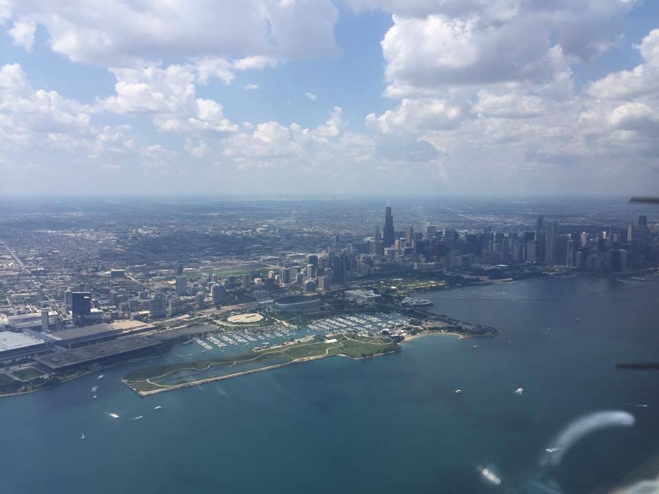 3000 láb alatt, Chicago mellett, előtérben a hosszúkás sziget-féle, az egykori Meigs Field repülőtér