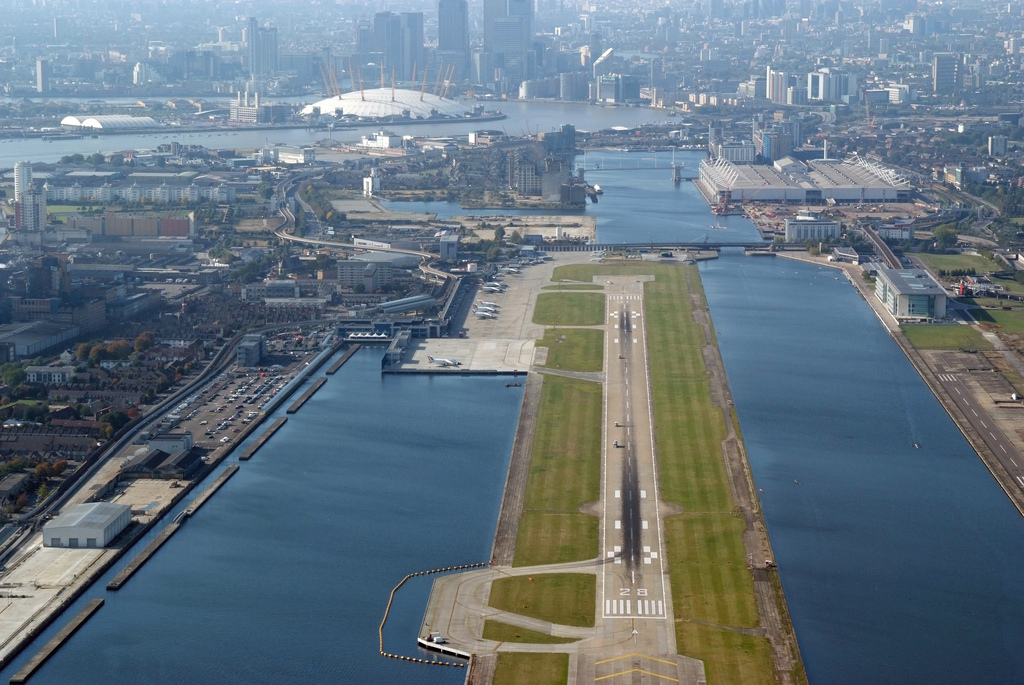 London City Airport kelet felől, háttérben Docklands 