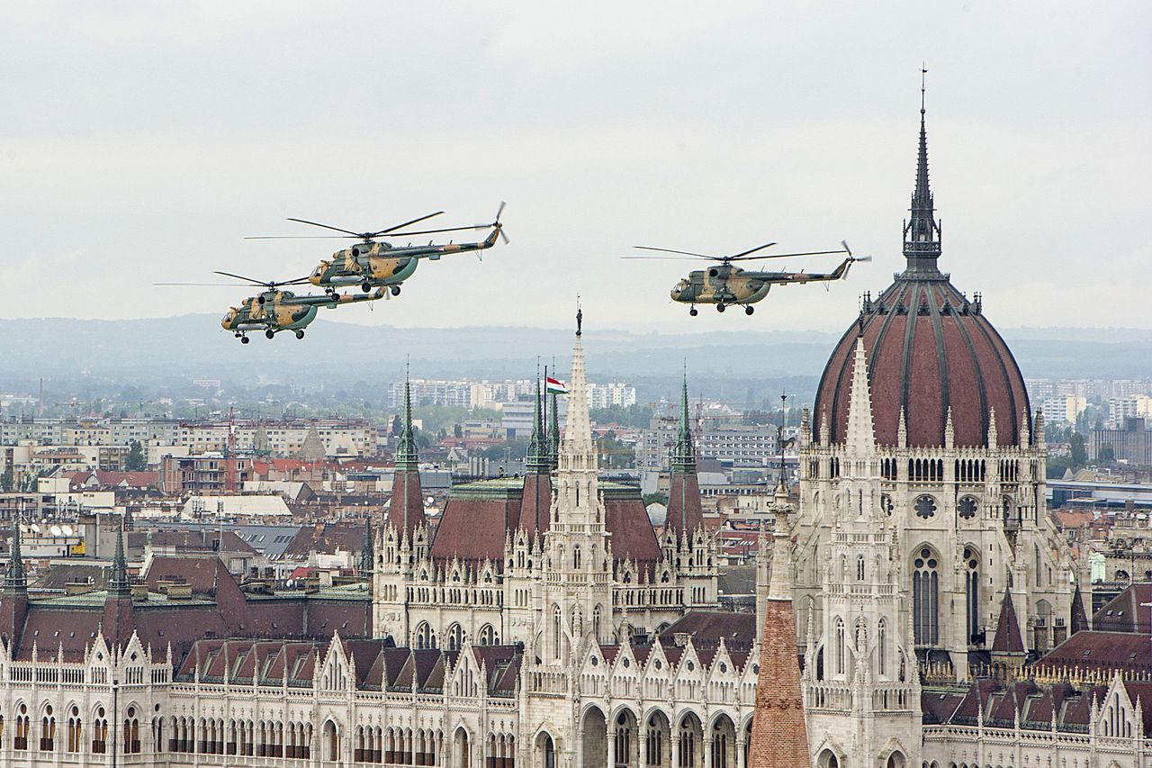 A nagyobb katonai helikopterek: egy Mi-8-as, két Mi-17-es (fotók: MTI)
