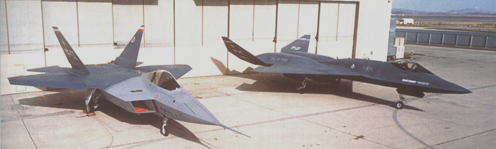 Az egykori vetélytársak: az YF-22 és az YF-23, utóbbi a futurisztikusabb konstrukció