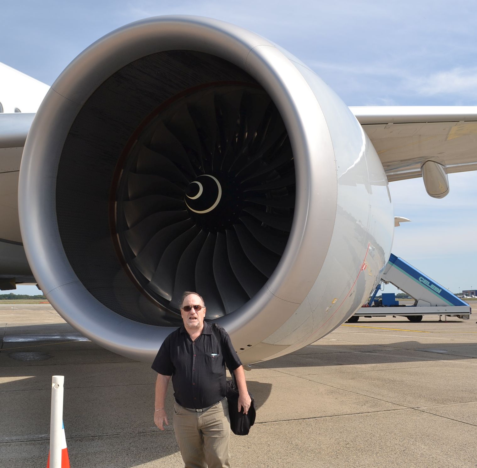 A szerző és a Rolls-Royce Trent XWB: csak az arányok kedvéért