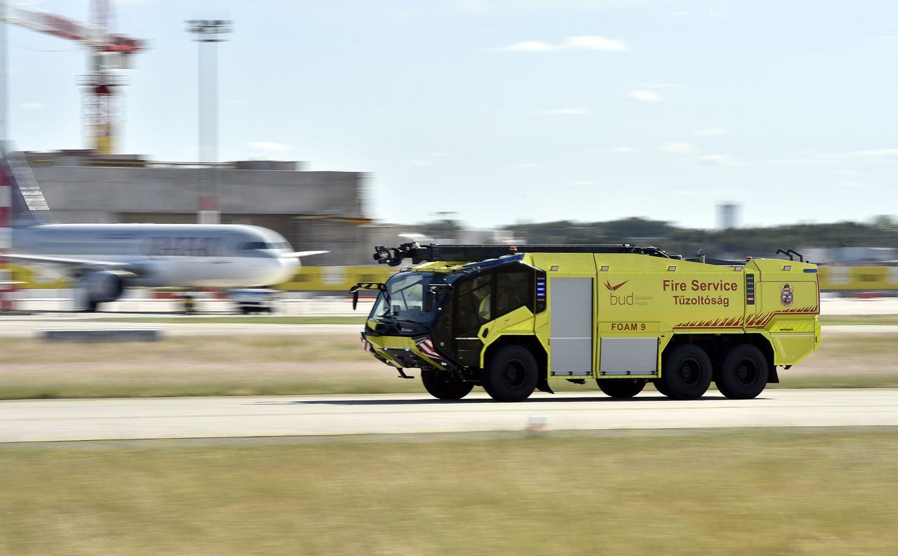 A sebesség a reptéren is életet jelenthet... (fotók: MTI/Máthé Zoltán)