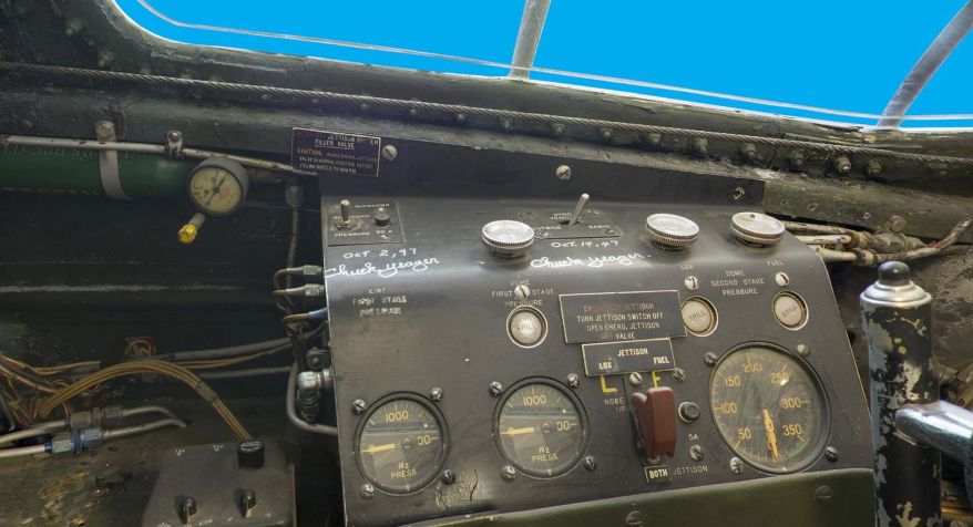 A pilóta időnként meglátogatta a gépét a múzeumban: Yeager aláírása a kabin baloldalán