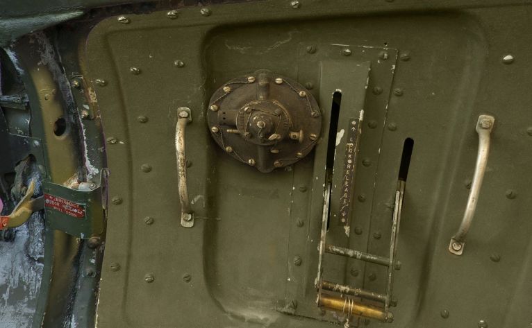 Kabinrészlet az X-1-esből: középen az a bizonyos zárószerkezet, aminek mozgatásához a bordatörés esetén Jack Ridley seprűnyele kellett...