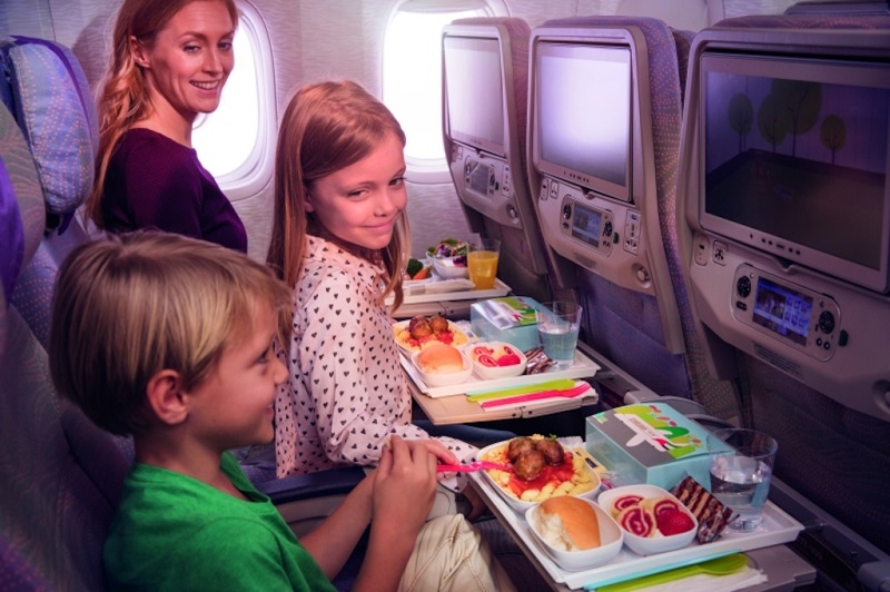 Emirates-fotó ideális állapotokról, gyerekmenü, gyerekműsor a képernyőn, és gyerektársaság...