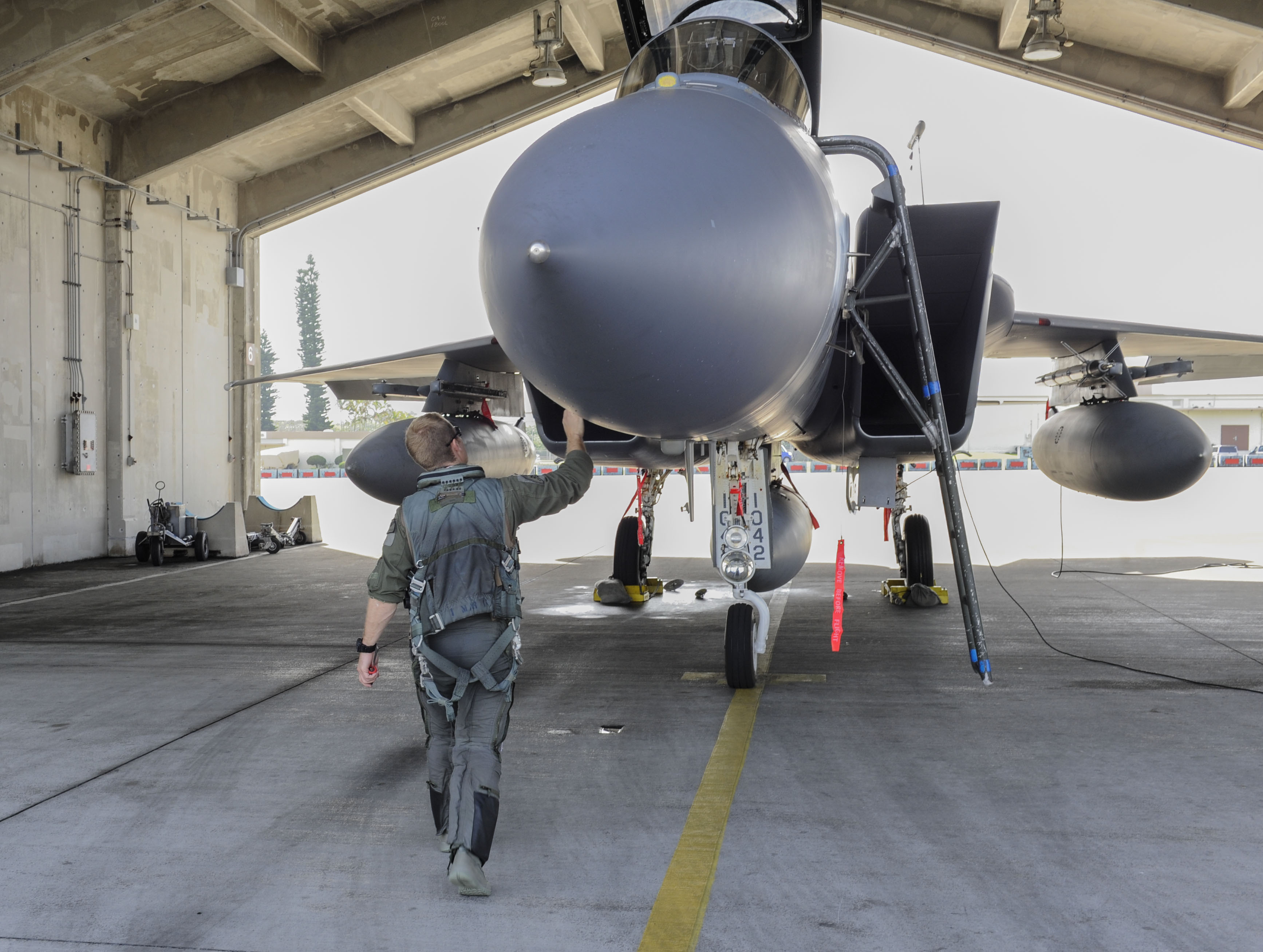 F-15-ös és pilótája, repülés előtti ellenőrzés Kadena bázison